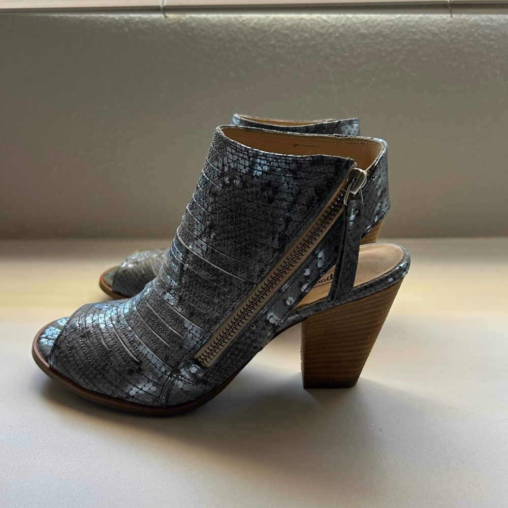 Gently used with normal signs of wearr